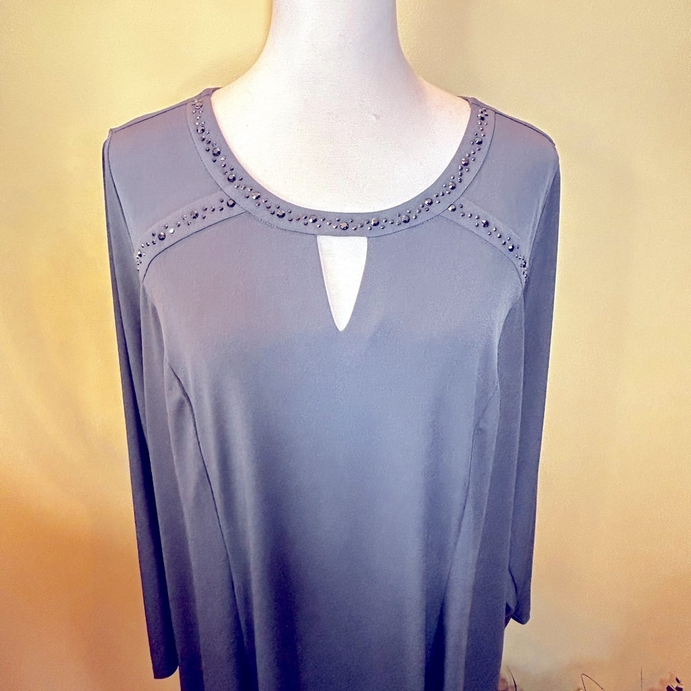 Susan Graver liquid knit top. Grey. Silver stud embellishment on neckline. 2X UK